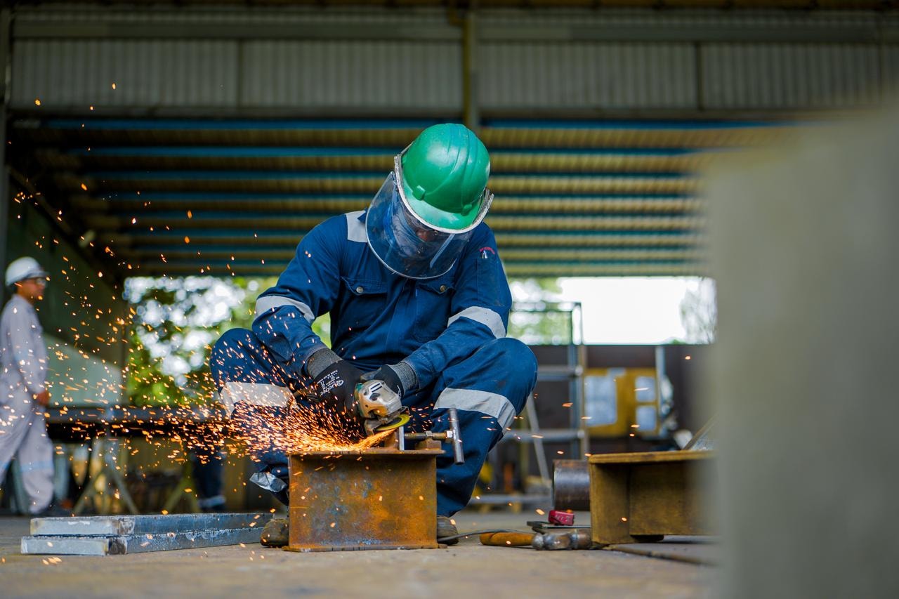 SC Offshore worker grinding steel